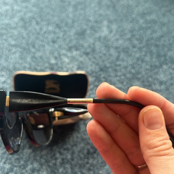 Burberry black sunglasses includes case - Picture 6 of 11